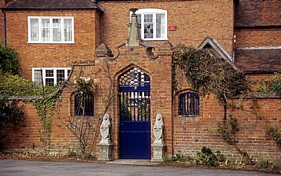 Mauer mit blauem Eingang vor einem Haus - Bearley