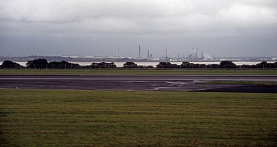 John Lennon Airport: Blick auf die Stanlow Refinery - Liverpool