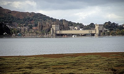 Conwy Castle mit der Conwy Railway Bridge (Tunnelbrücke) - Conwy