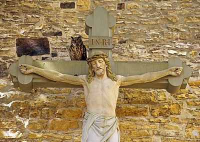 Domherrenfriedhof: Kreuz mit Uhu (Bubo bubo) - Osnabrück