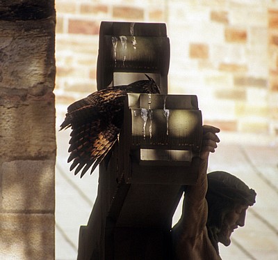 Domherrenfriedhof: Kreuz mit Uhu (Bubo bubo) mit ausgestrecktem Flügel - Osnabrück