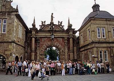 Menschenmenge vor dem Schloßportal - Bückeburg