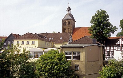 Blick über die Häuser der Landrat Schultz Straße auf die Ev. Stadtkirche - Tecklenburg