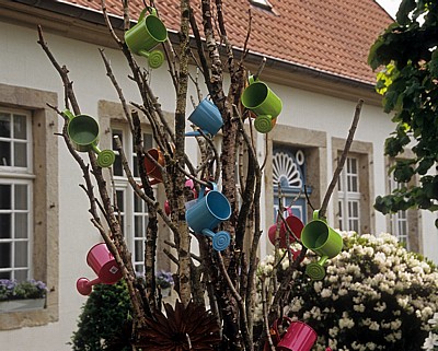 Gießkannen in einem Baum (Dekoration) - Tecklenburg