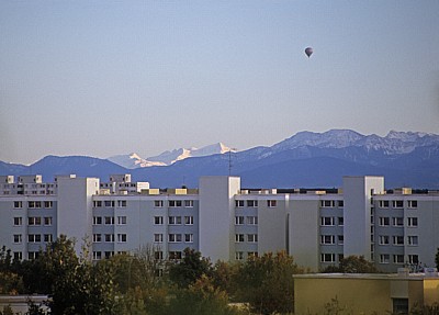 Ostpark:  Blick über Neuperlach auf die Bayerischen Alpen - München