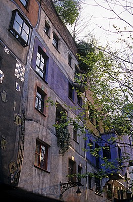 Kegelgasse: Hundertwasserhaus (Hundertwasser-KrawinaHaus) - Fassade - Wien
