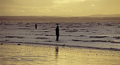 Kunstinstallation: Another Place (Antony Gormley) - Figur mit Möwe auf dem Kopf - Crosby
