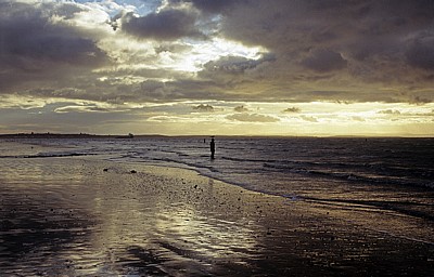 Kunstinstallation: Another Place (Antony Gormley) - Figur mit Möwe auf dem Kopf - Crosby