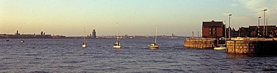 River Mersey: Segelboote auf dem Weg zur Schleuse (Brunswick Dock) - Liverpool