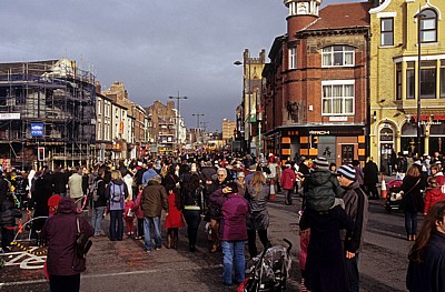 Chinatown: Chinesisches Neujahrsfest - Besucher in der Berry Street warten auf den Drachentanz - Liverpool