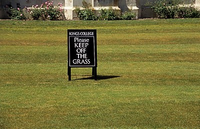 King's College: Hinweisschild Please keep off the grass (Bitte den Rasen nicht betreten) - Cambridge
