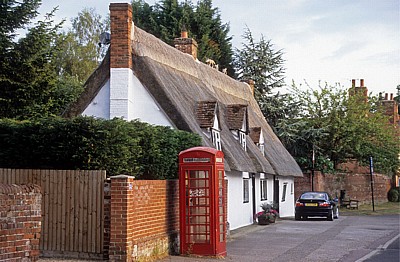 The Street: Britische Telefonzelle - Stoke-by-Clare