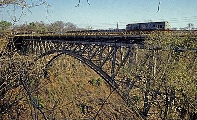 Victoria Falls Bridge (Brücke): Güterzug - Victoriafälle