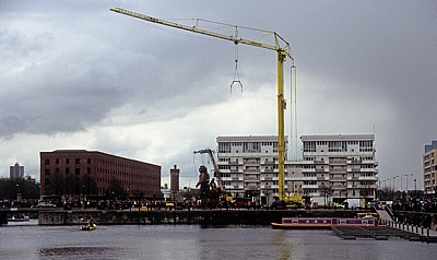 Salthouse Dock: Sea Odyssey - Giant Spectacular (Royal de Luxe): Giant Uncle (der Taucher) macht sich auf den Weg  - Liverpool