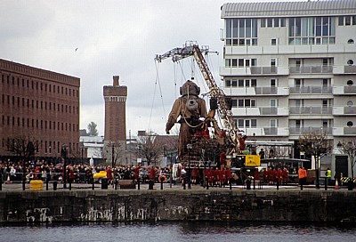 Salthouse Dock: Sea Odyssey - Giant Spectacular (Royal de Luxe): Giant Uncle (der Taucher) macht sich auf den Weg  - Liverpool