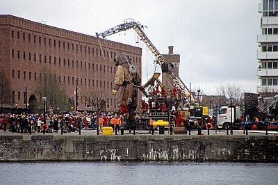 Salthouse Dock: Sea Odyssey - Giant Spectacular (Royal de Luxe): Giant Uncle (der Taucher) macht sich auf den Weg  - Liverpool