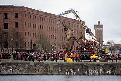 Salthouse Dock: Sea Odyssey - Giant Spectacular (Royal de Luxe): Giant Uncle (der Taucher) macht sich auf den Weg  - Liverpool