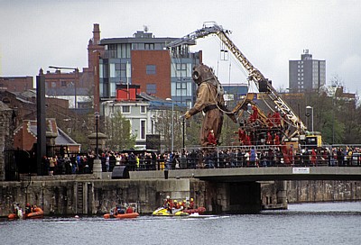Salthouse Dock: Sea Odyssey - Giant Spectacular (Royal de Luxe): Giant Uncle (der Taucher) macht sich auf den Weg  - Liverpool