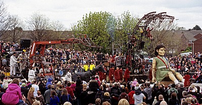 Everton Brow: Sea Odyssey - Giant Spectacular (Royal de Luxe): Little Giant Girl (das Riesenmädchen) und der Hund Xolo - Liverpool