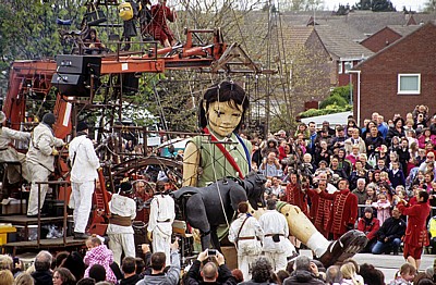 Everton Brow: Sea Odyssey - Giant Spectacular (Royal de Luxe): Little Giant Girl (das Riesenmädchen) mit Hund Xolo - Liverpool