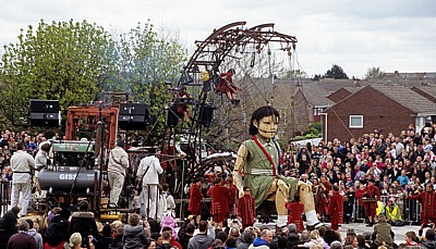 Everton Brow: Sea Odyssey - Giant Spectacular (Royal de Luxe): Little Giant Girl (das Riesenmädchen) steht auf - Liverpool
