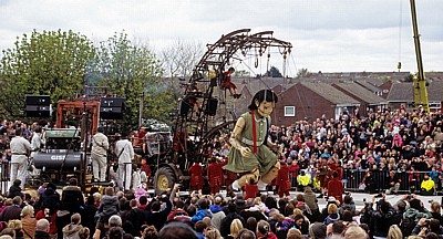 Everton Brow: Sea Odyssey - Giant Spectacular (Royal de Luxe): Little Giant Girl (das Riesenmädchen) steht auf  - Liverpool