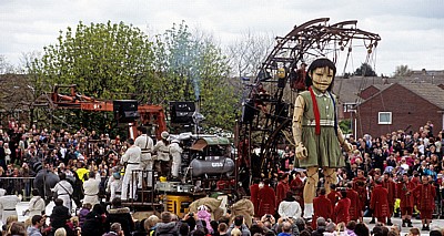 Everton Brow: Sea Odyssey - Giant Spectacular (Royal de Luxe): Little Giant Girl (das Riesenmädchen) - Liverpool