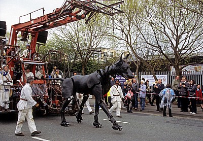 Islington: Sea Odyssey - Giant Spectacular (Royal de Luxe): Hund Xolo - Liverpool