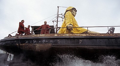Islington: Sea Odyssey - Giant Spectacular (Royal de Luxe): Little Giant Girl (das Riesenmädchen) in ihrem Boot - Liverpool
