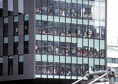 Salthouse Quay: Sea Odyssey - Giant Spectacular (Royal de Luxe): Zuschauer in Mann Island Building 3 - Liverpool