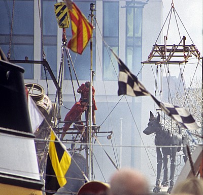Salthouse Quay: Sea Odyssey - Giant Spectacular (Royal de Luxe): Hund Xolo bereit zum Einschiffen - Liverpool