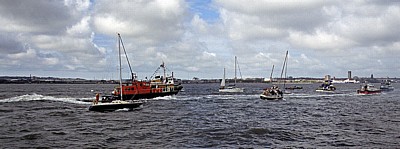 River Mersey: Sea Odyssey - Giant Spectacular (Royal de Luxe): Schiffe begleiten die Giants beim Auslaufen - Liverpool