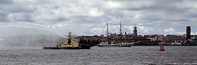 River Mersey: Sea Odyssey - Giant Spectacular (Royal de Luxe): Schiffe begleiten die Giants beim Auslaufen - Liverpool