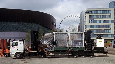 Monarchs Quay: Sea Odyssey - Giant Spectacular (Royal de Luxe) - Lkw der Band Les Balayeurs du désert - Liverpool