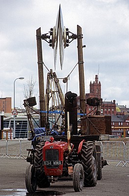 Monarchs Quay: Sea Odyssey - Giant Spectacular (Royal de Luxe) - Trecker mit Riesen-Zimbel - Liverpool