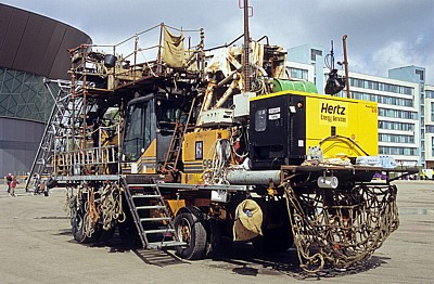 Monarchs Quay: Sea Odyssey - Giant Spectacular (Royal de Luxe) - Zugmaschine für die Giants - Liverpool