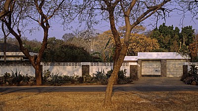 Parabolantenne in einem Garten - Bulawayo
