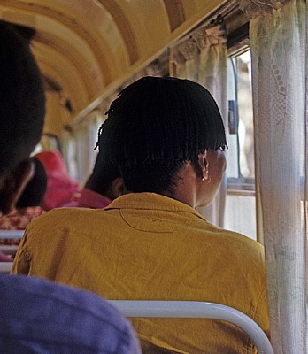 Busfahrt Bulawayo - Mutare: Schicke Frisur einer Mitreisenden - Masvingo Province