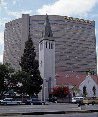 Samora Machel Avenue: City Presbyterian Church (Kirche) - Harare