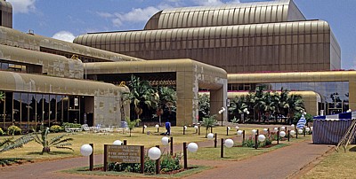 Samora Machel Avenue: Harare Sheraton Hotel (The Rainbow Towers Hotel & Conference Centre) - Harare