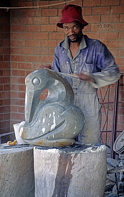 Künstler bei seiner Arbeit (Shona Sculpture) - Harare