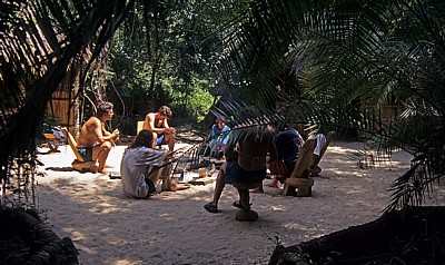 Jungle Junction: Touristen relaxen im Aufenthaltsbereich - Bovu Island