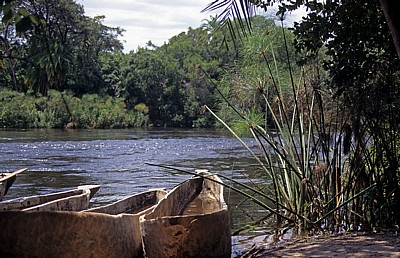 Jungle Junction: Mekolos (Einbäume) am Ufer des Zambezis - Bovu Island