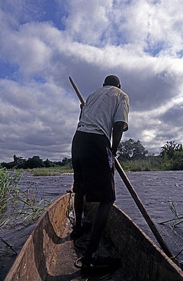 Mekolo (Einbaum)-Fahrer auf dem Zambezi - Southern Province