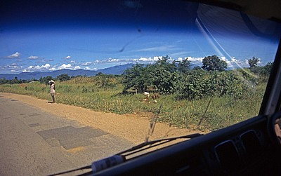 Minibusfahrt Salima - Monkey Bay: Fahrgast wartet an der Straße - Central Region