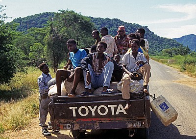 Pickup mit Fahrgästen und Gepäck - Mangochi District