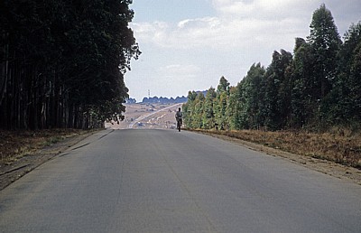 A 104: Einsamer Radfahrer auf der Straße - Mbeya Rural District