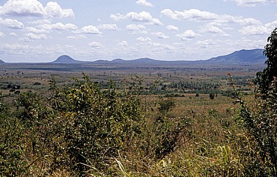 Blick über die Landschaft auf die Uluguru Mountains (Gebirgskette) - Selous Kisaki Road