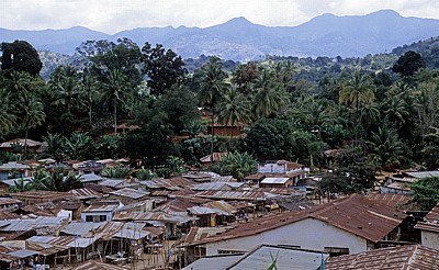 Häuser mit Wellblechdächern - Matombo