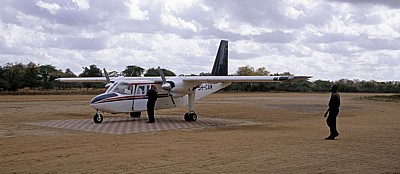 Mtemere Airstrip: Islander BN2A - Selous Wildreservat